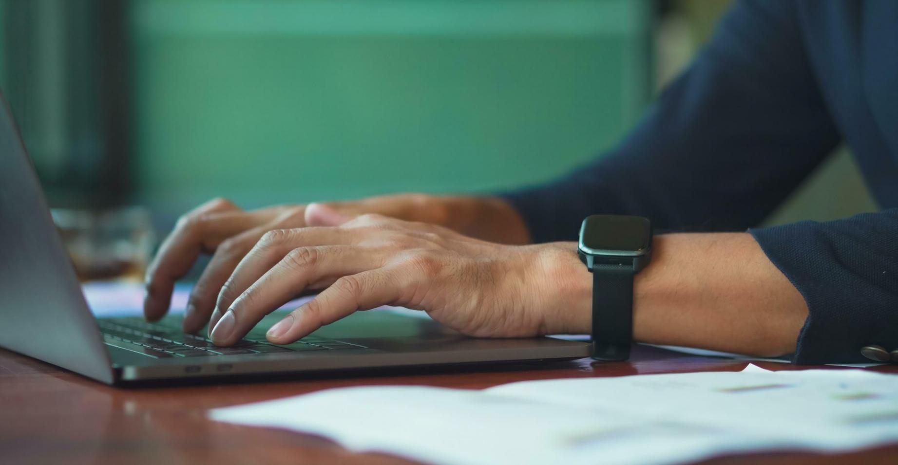 Espace de travail collaboratif montrant notre approche pratique de la gestion du personnel